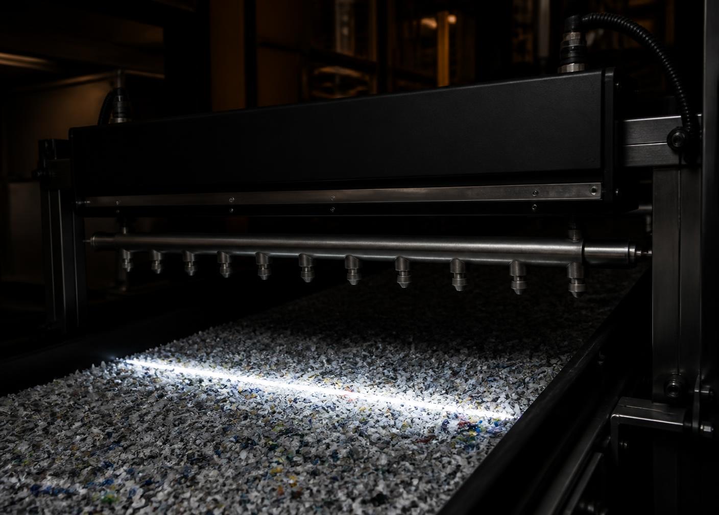 Optical sorting sensor bar scanning shredded plastic flake on a Verto line
